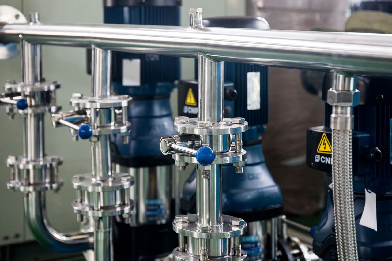 Tubazioni e apparecchiature in un impianto industriale, fotografia di repertorio a corredo di «Bergamo: quattro errori nella modifica di una specifica»
